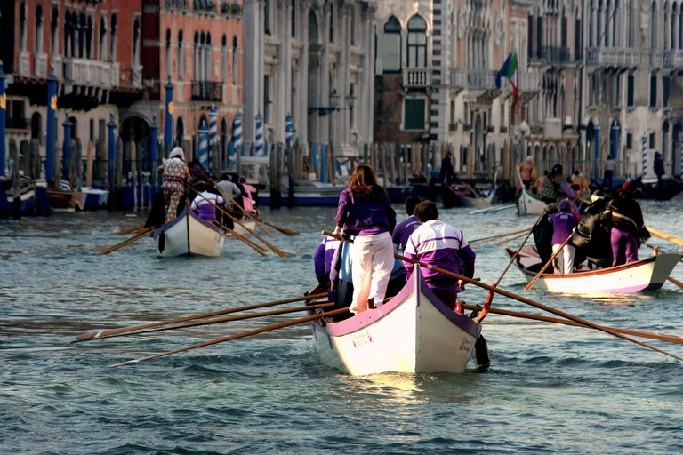Row a Venetian boat standing up