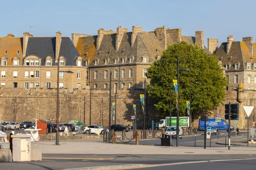 Slate-roofed buildings behind the city wall of Saint-Malo.