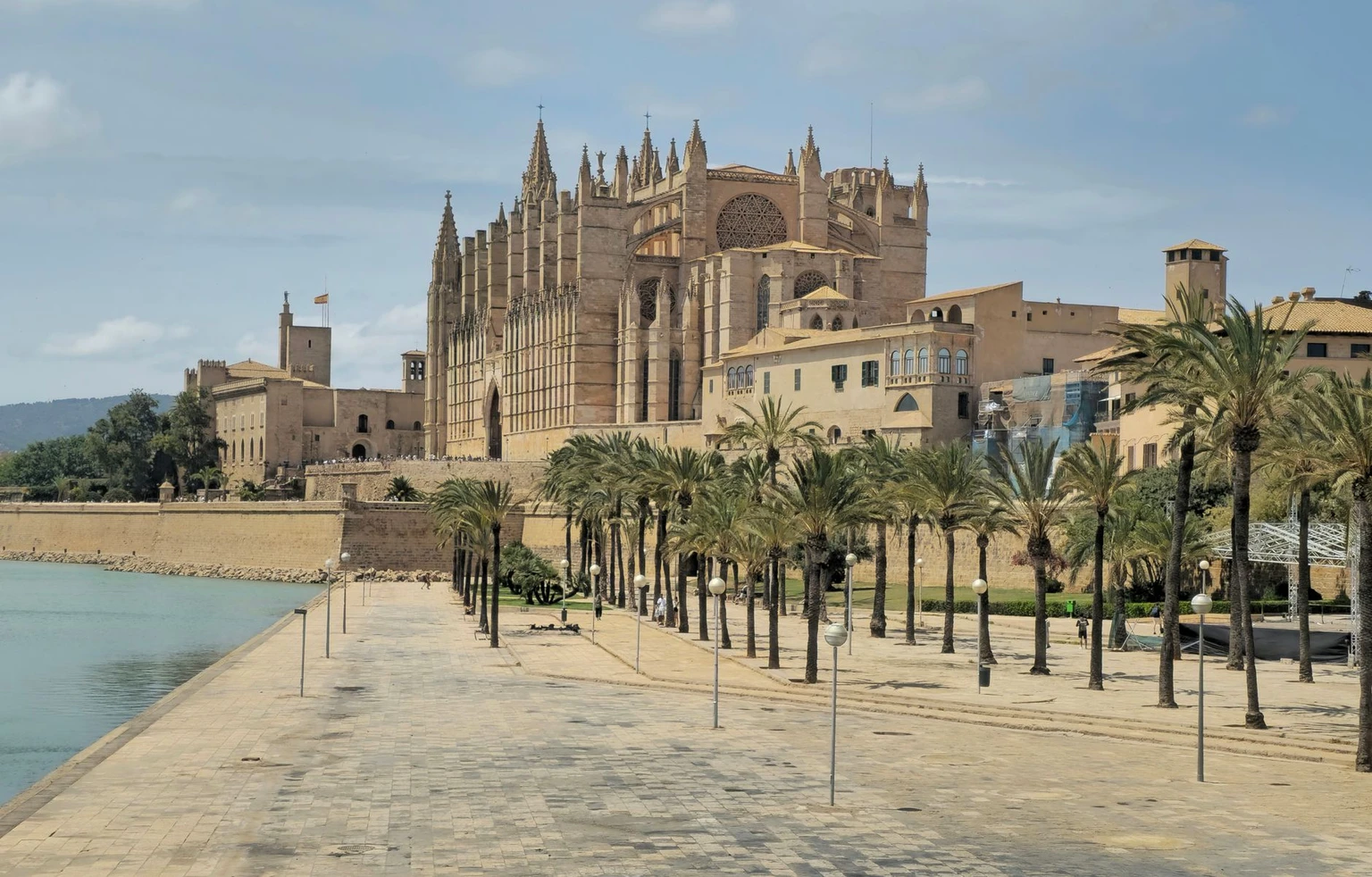 The same cathedral, a different table